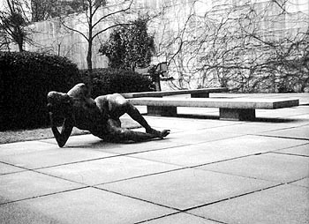 Patio de esculturas de la Neue Nationalgalerie en Berlín. Mies van der Rohe/Sculpture court, Neue Nationalgalerie, Berlin. Mies van der Rohe