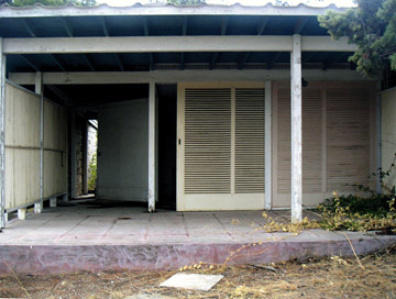 Vista frontal de uno de los bungalows/Front view of one of the bungalows