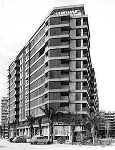 Edificio de viviendas El Parque, Alicante, 1965. Foto de poca / El Parque apartment building, Alicante, 1965. Period photograph.