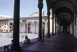 Florencia. Brunelleschi, aspecto interior de la lonja en la fachada de los Inocentes/Florence. Brunelleschi, Ospedale degli Innocenti. Interior view of the portico