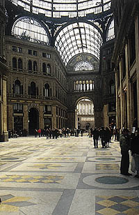 Nápoles. La Galería Humberto, cruce de recorridos/Naples. Galleria Umberto. Crossroads